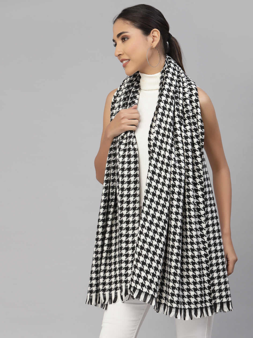 Mafadeny
Women Black & White Woven Design Stole