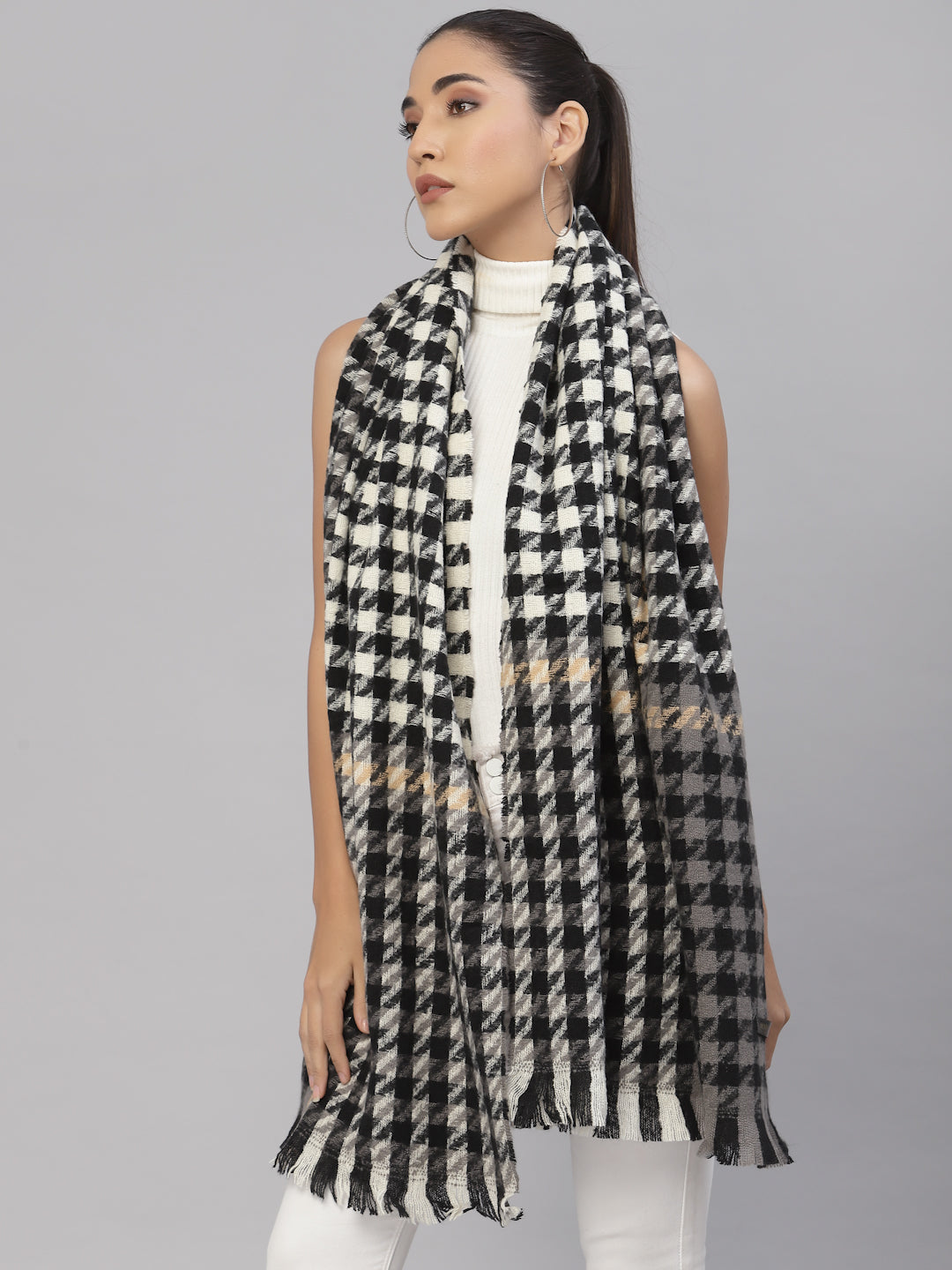 Mafadeny
Women Black & White Woven Design Stole